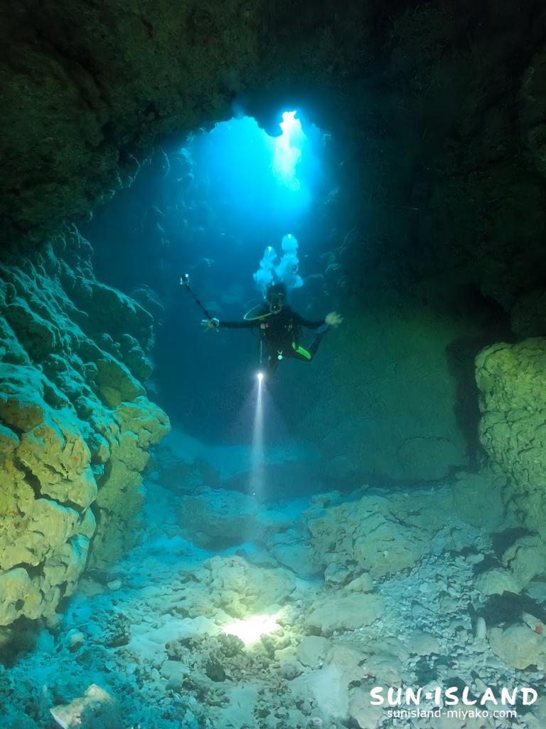 ダイビングスポット『魔王の宮殿』のメインスポットの縦穴