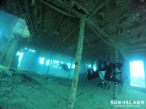 ダイビングスポット・ポイント『沈船』の手狭な船尾付近の様子