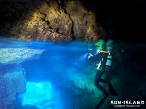スネークホール内部で浮上した造形