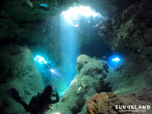 垂直に帯状の光が差し込み遠泳が映える伊良部島エリア【白鳥ホール】