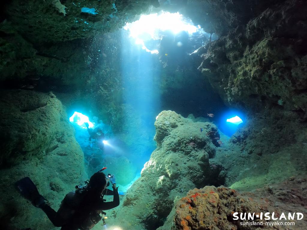 垂直に帯状の光が差し込み遠泳が映える伊良部島エリア【白鳥ホール】