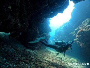 光が降り注ぐクレパス探検を楽しむなら伊良部島ダイビングスポット・ポイント【白鳥チャネル】の水中の様子