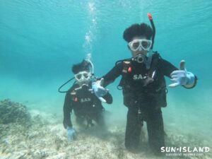 体験ダイビングでポーズを決めるゲストさん