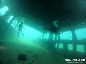 沈船ダイビング