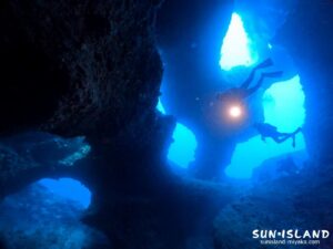 ダイビングスポット『アントニガウディ』の穴の造形