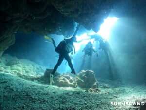 三方向のクレパスから光差し込みがある景色