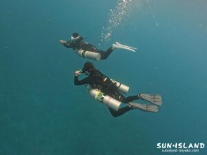 サイドマウントコース参加のゲストさんの水中の様子