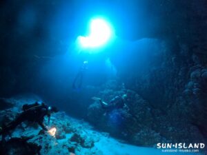 ダイビングスポット・ポイント『クロスホール』の造形