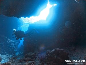 クレパスからの造形が素晴らしいダイビングスポット『中の島チャネル』