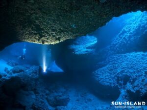 幅30mほどの大きなホールが見所のダイビングスポット『女王の部屋』