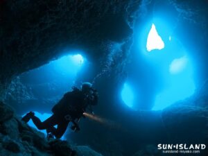 ダイビングスポット・ポイント『アントニ・ガウディ』の水底から見上げた造形