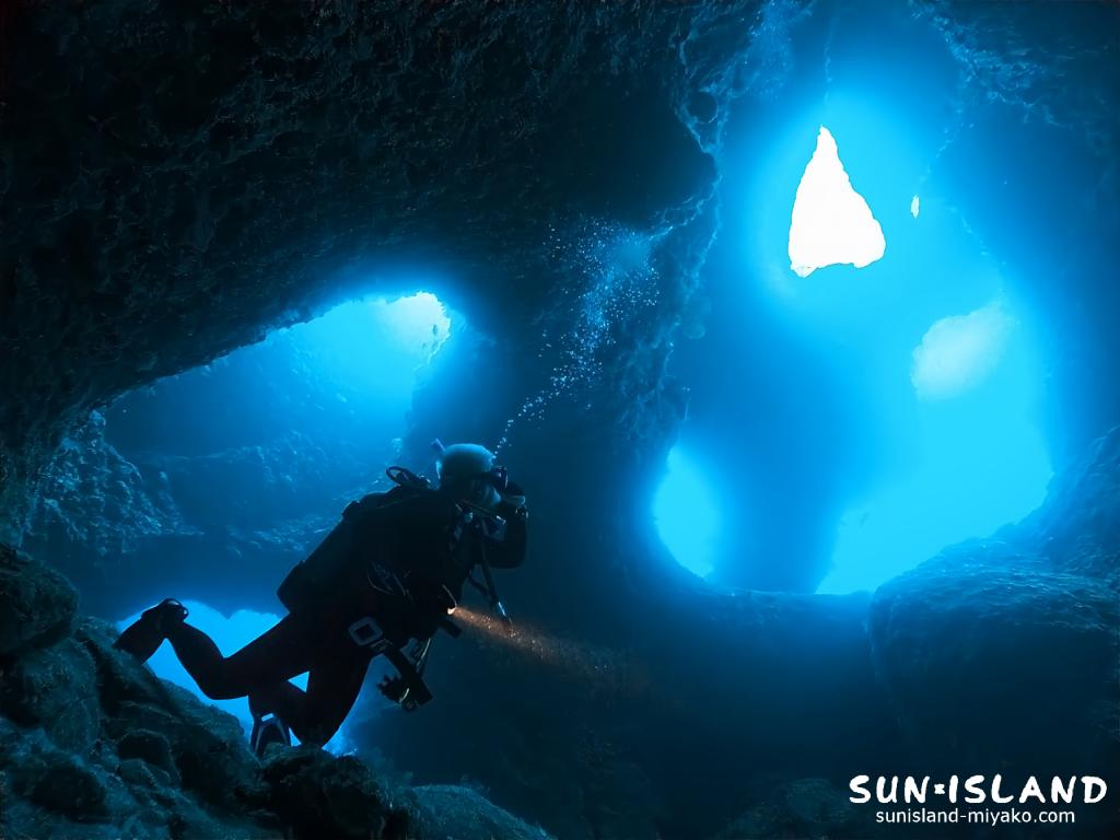 ダイビングスポット・ポイント『アントニ・ガウディ』の水底から見上げた造形