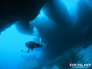 穴の造形美が素晴らしい『L字アーチ』