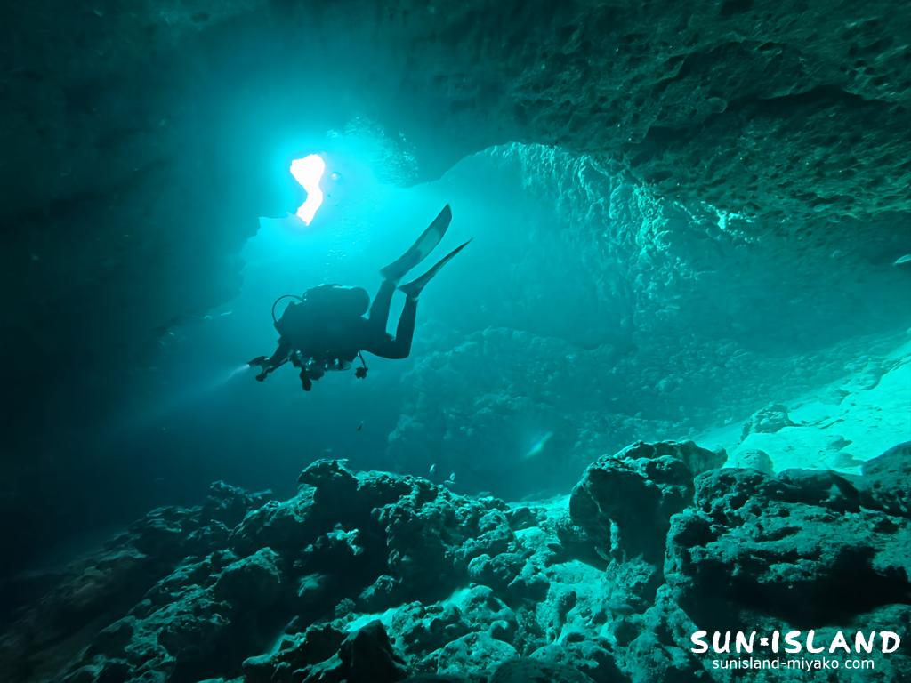 クロスホールの造形