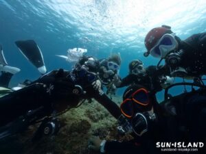 PADIカバーンダイバーコース認定！宮古島の海で達成感に溢れる笑顔の集合写真