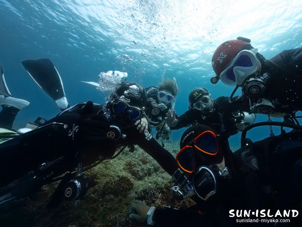 PADIカバーンダイバーコース認定！宮古島の海で達成感に溢れる笑顔の集合写真