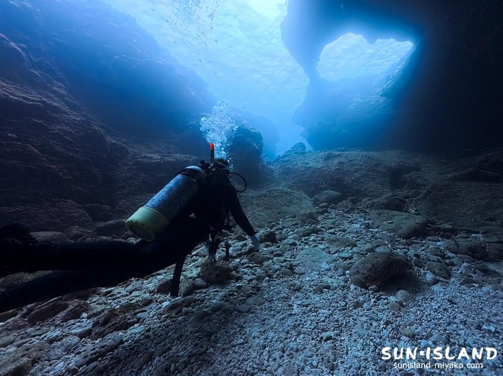 宮古島の地形でハートの形を見上げるダイバーYさん