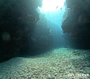 伊良部島 白鳥チャネルに光が差し込む様子