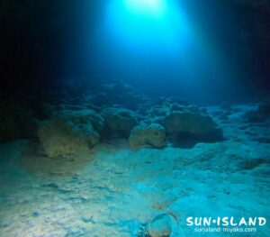 クロスホール 宮古島 伊良部島 縦穴からの光