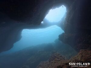 ダブルアーチの岸側から見上げた複雑で面白い岩の造形