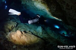 メキシコ・セノーテの暗黒世界にて。1ミリの砂も舞わせない正確なフィンワークが、ここでの生存条件です。この技術を宮古島の透明度を守るために注いでいます。