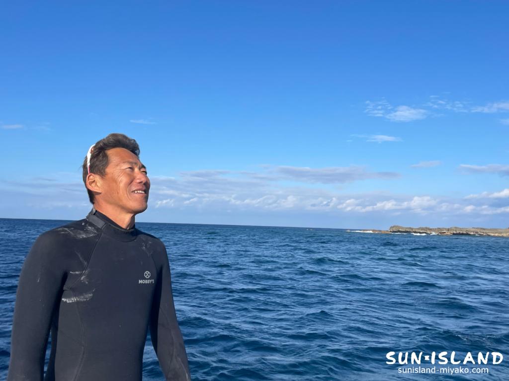 ウェットスーツを着た、竹内の自然な笑顔