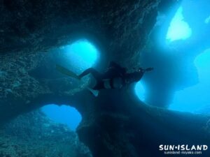 宮古島ダイビングの聖地・アントニガウディの水底32mから見上げた巨大な地形の造形