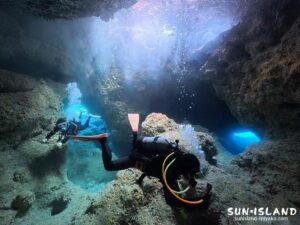 伊良部島・サプライズホールのくの字に曲がった地形と青いコントラスト