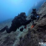 宮古島の海で水中撮影に没頭するフォトダイバー。マンツーマンガイドの様子