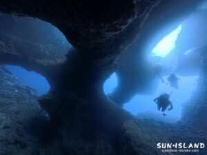宮古島 ダイビング 地形 アントニガウディ 水深32mの絶景