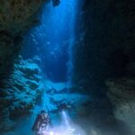 宮古島ダイビングの聖地「魔王の宮殿」内部から見上げた、透明度の高い青い水面。