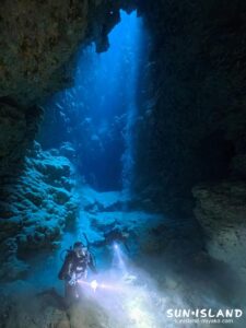 宮古島ダイビングの聖地「魔王の宮殿」内部から見上げた、透明度の高い青い水面。
