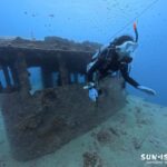 宮古島の沈船ポイントで狭い窓枠を上手に通り抜けるダイバー