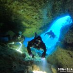 伊良部島 ワープホール 出入口の青みが映える様子