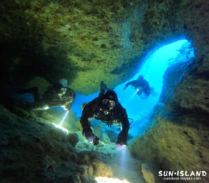 伊良部島 ワープホール 出入口の青みが映える様子