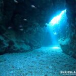 なるほどザ・ケーブ 出口付近のクレパスに光が差し込む様子