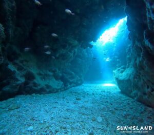 なるほどザ・ケーブ 出口付近のクレパスに光が差し込む様子