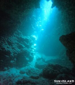 魔王の宮殿 縦穴に光が差し込む様子