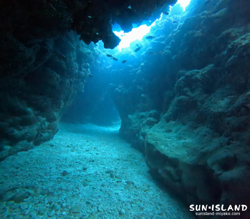 なるほどザケーブ 出口付近の明るい光の差し込み