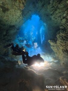 宮古島・魔王の宮殿の縦穴から降り注ぐ光のシャワーと魚の乱舞