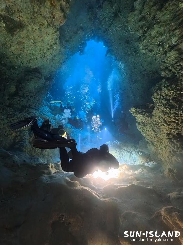 宮古島・魔王の宮殿の縦穴から降り注ぐ光のシャワーと魚の乱舞