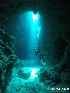 宮古島ダイビング魔王の宮殿に差し込む光の柱と地形攻略のコツ