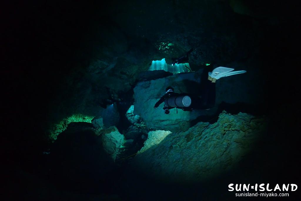 宮古島ダイビングの洞窟内で砂を巻き上げない高度なフィンワーク