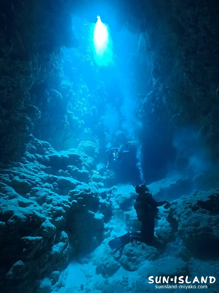 宮古島 ダイビング 魔王の宮殿に差し込む神々しい光のレーザービーム