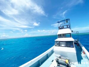 春の宮古島で体験ダイビングツアーに出発するサンアイランド宮古島のボート