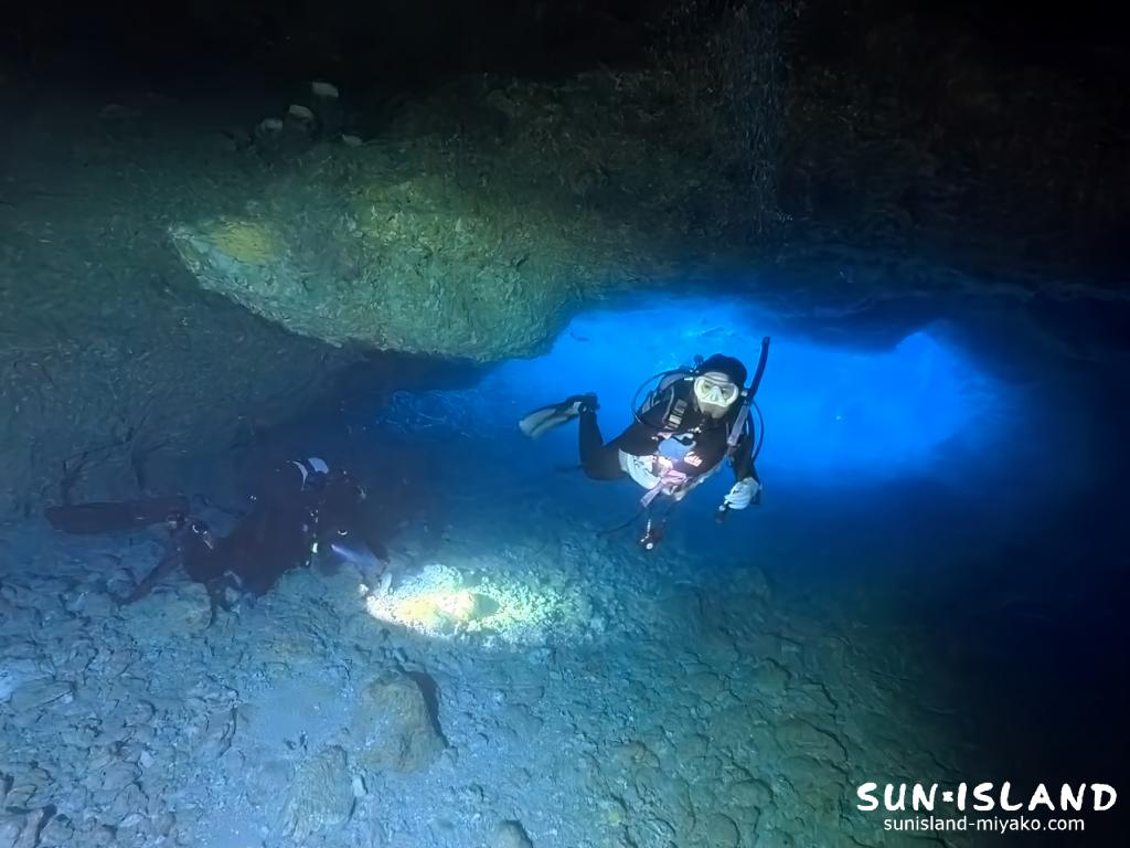 宮古島ダイビング 35ホール 洞窟内部 水中ライト 地形