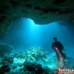 クロスホール 縦穴に光が差し込み、コントラストが映える様子