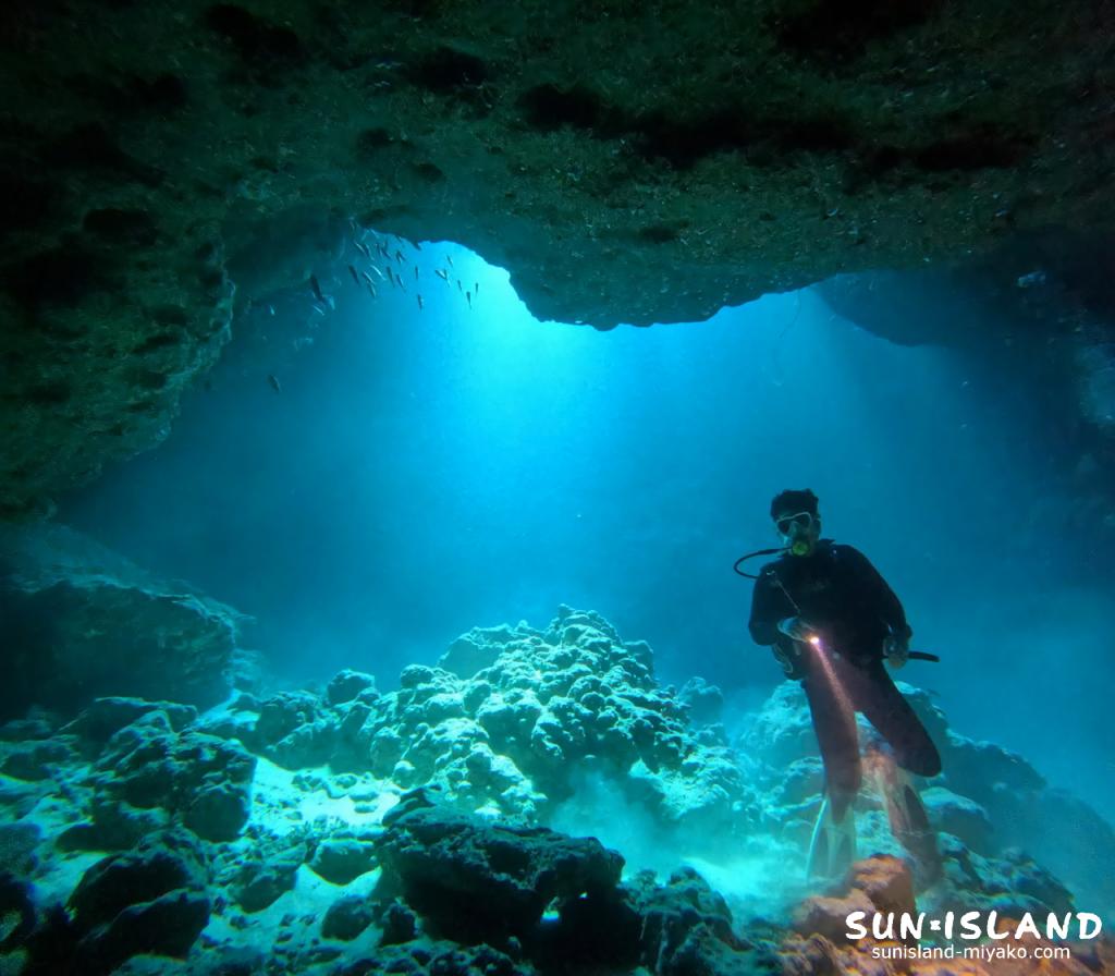 クロスホール 縦穴に光が差し込み、コントラストが映える様子