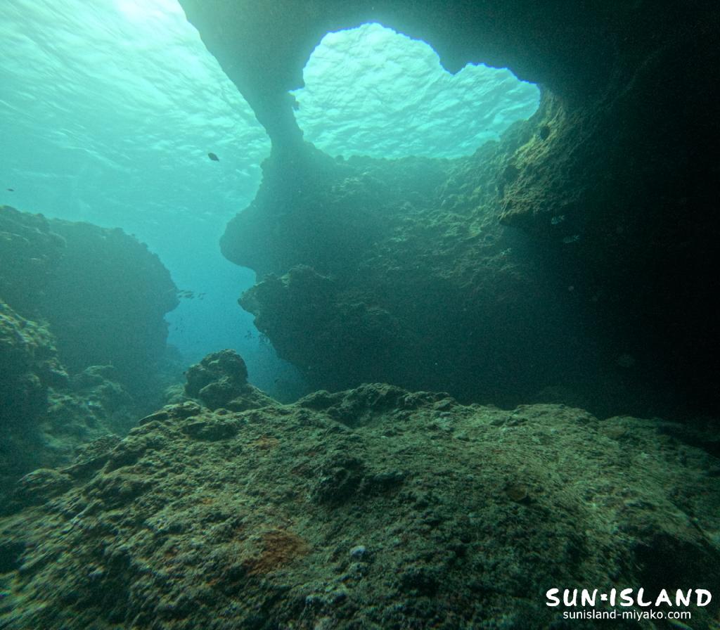 ダブルアーチ 2つ目のアーチに差し込む光とハート型の造形