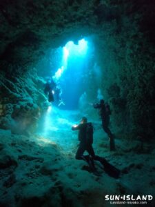 宮古島ダイビング 魔王の宮殿 縦穴 光 下地島 GW 地形